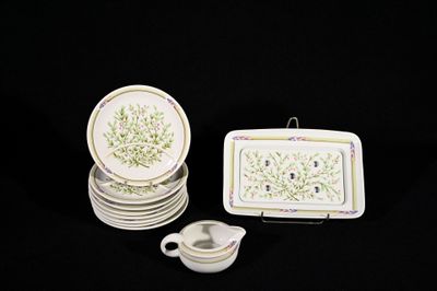 beaucoup d'assiettes et de tasses sur la table