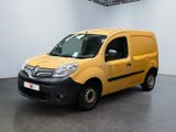 La camionnette jaune est garée dans une pièce blanche au sol noir