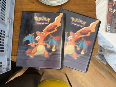 deux DVD posés sur une table à côté d'un ordinateur portable