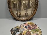 une photo de deux enfants debout à côté d'une palette de peinture