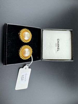 deux paires de boucles d'oreilles dans une boîte avec une étiquette de prix