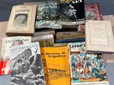 de nombreux livres posés sur une table