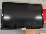 un téléviseur à écran plat fixé au mur d'une pièce