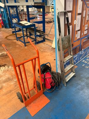 une photo d'un homme travaillant sur une machine dans une usine