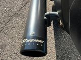 un pot d'échappement noir fixé sur le côté d'une voiture
