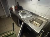 une cuisine avec un évier et une cuisinière