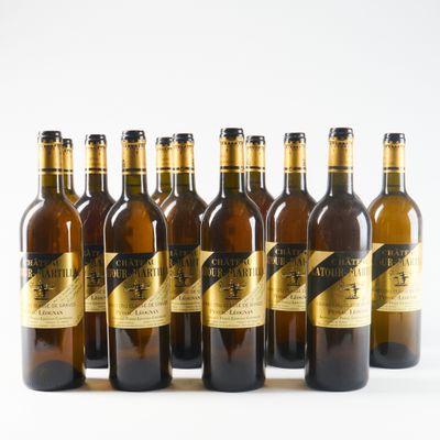 six bouteilles de vin posées les unes à côté des autres sur une surface blanche