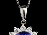 un pendentif composé d'un saphir bleu et de diamants, monté sur une chaîne