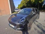 une petite voiture noire garée sur le bord de la route