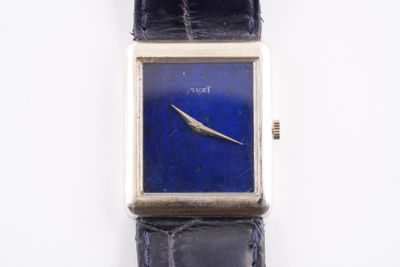 Gros plan sur une montre à cadran bleu
