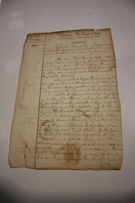 un gros plan d'un morceau de papier sur lequel on a écrit