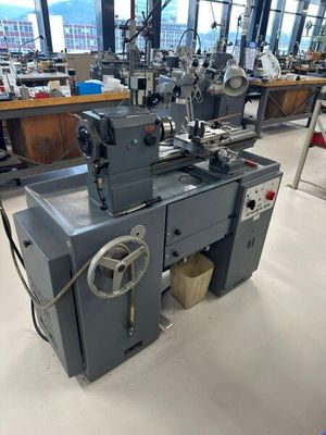 une machine placée au milieu d'une pièce