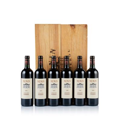 six bouteilles de vin devant une caisse en bois
