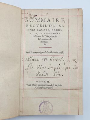 un vieux livre écrit posé sur une table