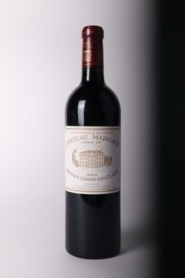 une bouteille de vin posée sur une table