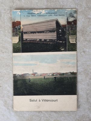 une photo d'une carte postale représentant un bâtiment