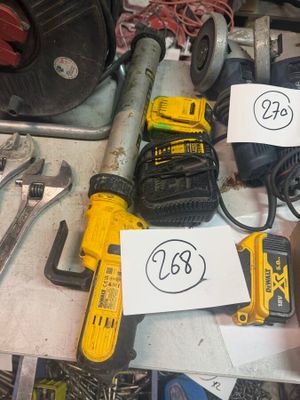 un grand nombre d'outils posés sur une table
