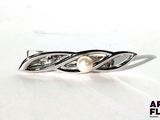 sterling silver ring with a pearl in the middle of it