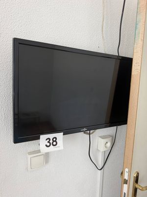 une télévision à écran plat fixée au mur à côté d'une porte