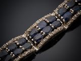 un bracelet en saphir et diamants sur un fond noir
