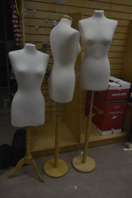 Sur désignation. 3 mannequins femme sur pied bois, en l'état - Photo 1