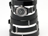 un bracelet noir sur lequel est montée une montre