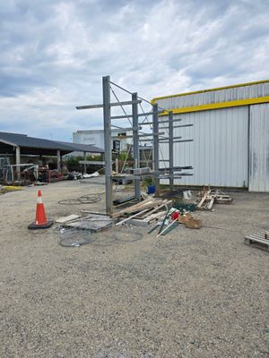 un bâtiment devant lequel se trouvent de nombreux engins de chantier