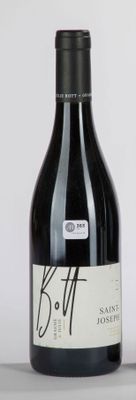 une bouteille de vin à côté d'une bouteille de vin
