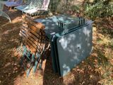 une table et des chaises installées dehors, sur la pelouse