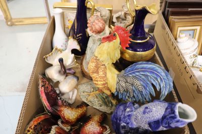 une boîte remplie de figurines et de vases en céramique