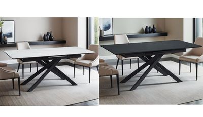 trois vues différentes d'une table à manger et de chaises dans une pièce
