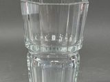 une photo d'un verre d'eau posé sur une table