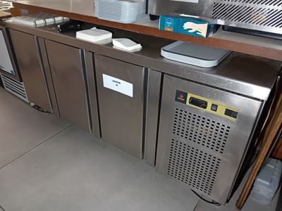 une photo d'une cuisine commerciale avec des appareils en acier inoxydable
