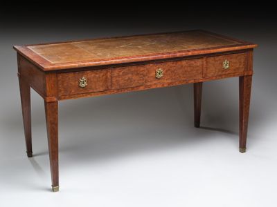 Bureau plat en placage d'acajou moucheté ouvrant en ceinture… - Photo 1