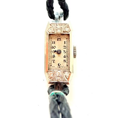 une image représentant une montre-bracelet entourée d'une corde