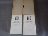 Deux livres sont posés l'un à côté de l'autre sur une table.