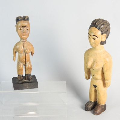 deux figurines représentant un homme et une femme, exposées
