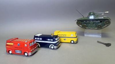 quatre petits véhicules jouets placés les uns à côté des autres