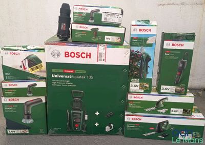 Des cartons contenant des outils sans fil Bosch sont empilés les uns sur les autres