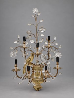 un lustre en verre et en métal orné d'un oiseau