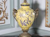 un vase jaune posé sur une table dans une pièce