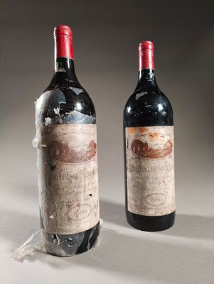 deux bouteilles de vin posées l'une à côté de l'autre sur une table