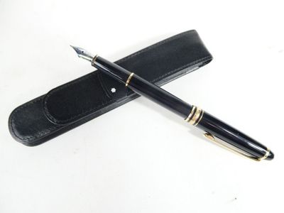 a pen that is laying on top of a pen case