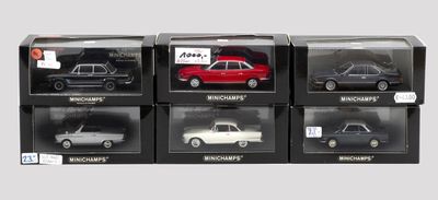 six modèles différents de voitures dans une vitrine