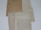 quelques vieux papiers sont empilés les uns sur les autres sur une table