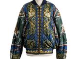 une veste bleue et verte avec un motif sur le devant