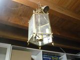 une lampe suspendue au plafond de la pièce