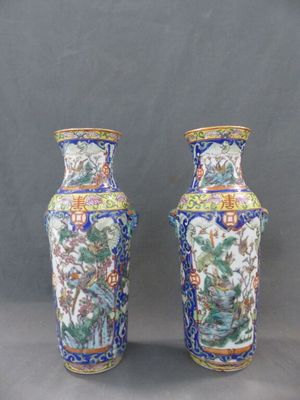paire de vases chinois ornés de motifs floraux sur fond gris