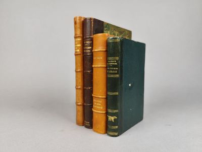 trois livres sont empilés sur une surface blanche