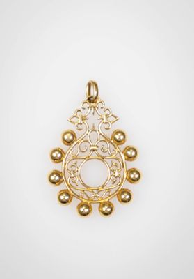 un pendentif en or de forme circulaire orné de perles
